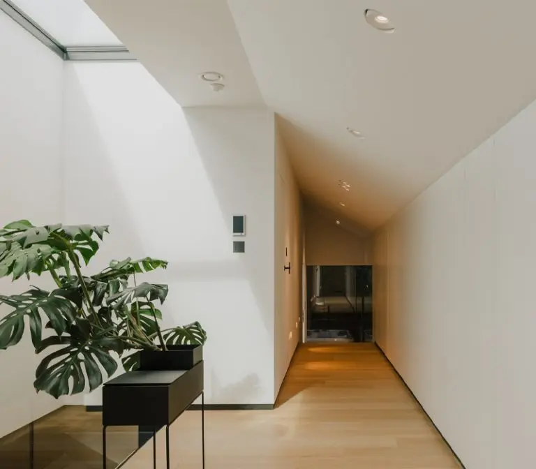 Fronty białe bez uchwytu Pax ikea garderoba korytarz świetlik